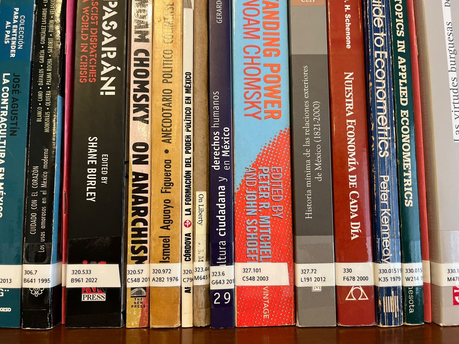 Estantería con libros de la colección